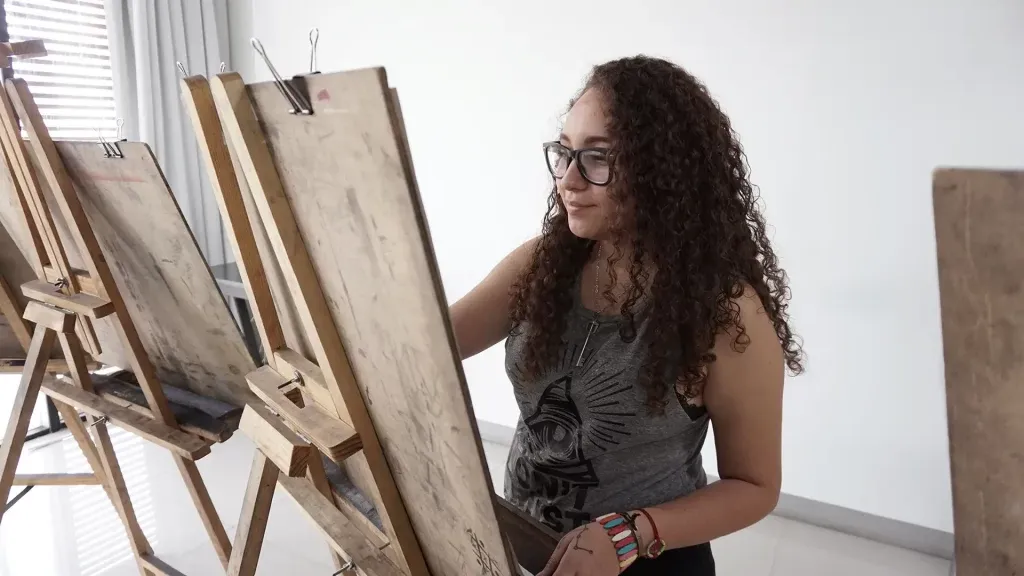 Alumna dibujando